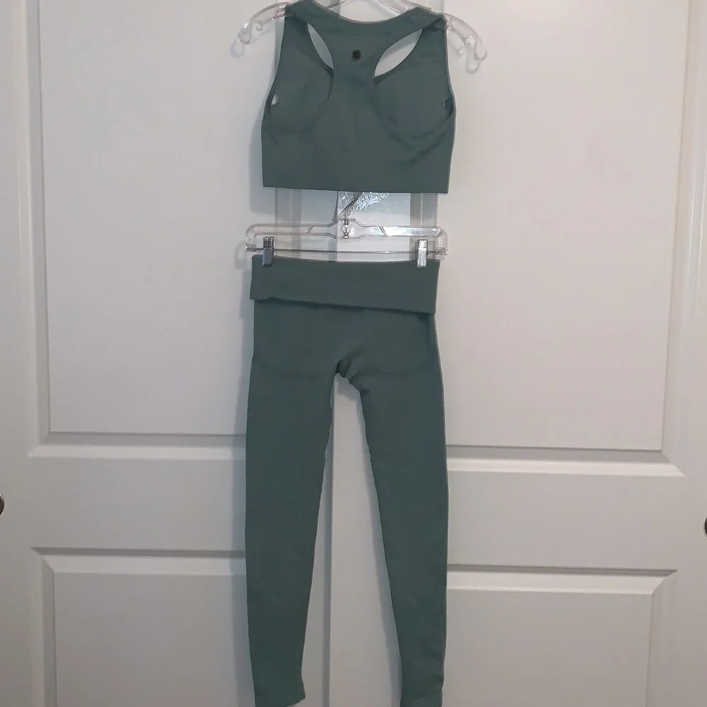 LOVE FITNESS BRAND NEW SIZE MEDIUM TWO PIECE MATCHING ATHLETIC SET